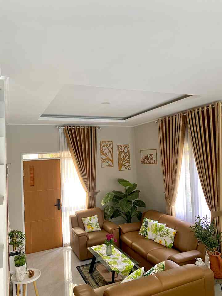 Minimalis living room yang didekor senyaman mungkin supaya penghuni rumah maupun tamu nyaman berada di area ini.
.
Perpaduan warna cokelat, wood dan white mendominasi ruangan ini, juga penambahan artificial flower untuk menyegarkan ruangan
.
#livingroomstyling
#dekorlivingroom
#livingroommakeover
#dekorasiruangtamu 
#ruangtamu