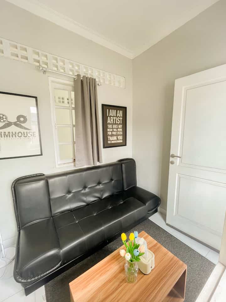 Halo teman-teman semuanya😍 hari ini aku nunjukin living room aku yang apa adanya banget , ga mewah ga banyak interior nya pokoknya hanya alakadarnya. Tapi di ruangan ini masih cukup untuk ngobrol santai dengan tamu. Ruangan yang langsung menghadap ke jendela membuat suasana semakin nyaman dan memberi nuansa refresh. Insyallah diruangan ini akan aku rombak sedikit nantinya dengan memberikan perintilan estetik lainnya agar ruangan ini terlihat sedikit lebih homey🫶🏻 

#livingroomstyle
#dekorlivingroom
#livingroommakeover