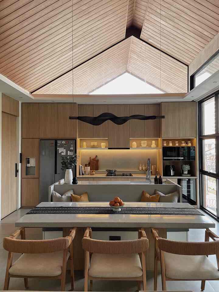 ⏲️Kitchen🧑‍🍳

Welcome to my kitchen! Saat proses design dengan interior design, aku sebenernya menginginkan breakfast nook yang terpisah dengan meja makan seperti rumah-rumah di luar negeri, tapi karena rumahku adalah open plan tanpa ada pemisah ruang, sepertinya model ini tidak memungkinkan, jadi lah Kitchen island ku dibuat seperti booth dan menyatu dengan bench meja makan. Dengan model booth aku tidak perlu menaruh bar stool lagi di area kitchen island. 

Karena sudah menggunakan jasa interior design, aku menyerahkan seluruhnya untuk pemilihan material yang cocok dan sesuai budget kami :) Untuk material top table dan backsplash aku menggunakan bahan solid surface motif terazzo. Untuk dekorasi dapur aku tidak mau terlalu banyak karena biar tidak terlalu penuh, aku hanya mengganti2 model vas dan tanaman nya saja🪴.
__
#MyDreamKitchen
#IdeDekorDapur
#DapurEstetik
#dirumahpojok
#homestyling
#KitchenStyling
#HomeDecorInspo 