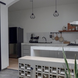 Dream Kitchen: Konsep dapur yang menyatu dengan alam bikin aktivitas memasak makin betah. Untuk pemilihan material  menggunakan warna-warna natural kombinasi coklat dan abu-abu. Buat yang penasaran sama materialnya swipe left ya utk dapetin link produknya
#mydreamkitchen #idedekordapur #dapurestetik