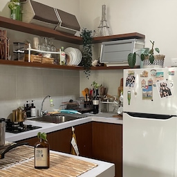 Dapur apato.ra yang cukup kecil memiliki letak dekat pintu masuk apart, hanya terdapat 2 ambalan L untuk meletakkan perlengkapan alat dapur.
Before terlihat hanya terdapat ambalan dan space untuk kulkas sangat pas sekali 
#MyDreamKitchen #IdeDekorDapur #DapurEstetik