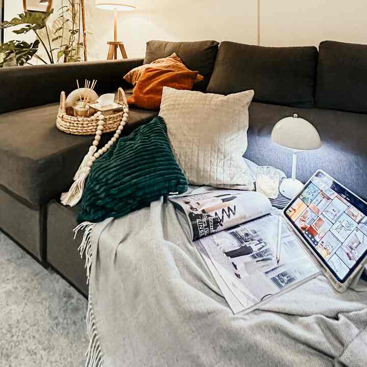 Holaaa selamat malam dari casaaksadaru!  👋🏻

Styling ruangan menjadi sebuah hobi yang menyengankam ternyata. Living room ini bisa menjadi tempat untuk berbagai suasana, misal menerima tamu, bersantai, dan sejenak berkumpul dengan keluarga. Jadi stylingpun bisa berganti-ganti sesuai mood dan suasana sehingga terkesan fresh dan tidak membosankan. 

Styling living room bisa menciptakan ambience yang istimewa saat kita bersantai, bisa sambil baca buku, menikmati wewangian aromatic yang menenangkan, dan juga bisa sambil mendengarkan musik. Seru ya! 

Seru lagi nih waktu hunting barang barang buat dekor atau stylingnya! Bisa dari ecommerce atau jajan offline jugaa nih. Jangan sampai laper mata yaaa tetangga hehe 

Semoga styling livingroom casaaksadaru bisa menginspirasi! Malam 🫶🏻✨

#livingroomstyling
#dekorlivingroom
#livingroommakeover
#casaaksadaru