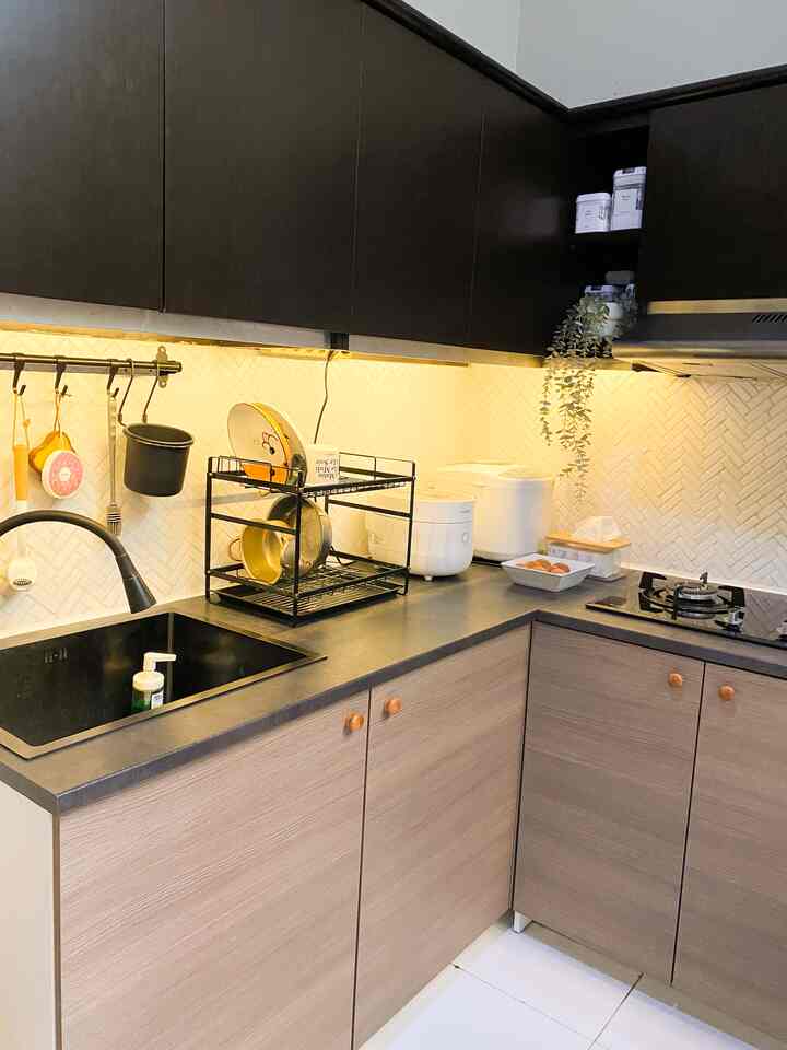 Dapur di Greynaehaus awalnya adalah dapur cor bawaan dari developer. Tapi karena tinggi meja dapurnya kurang pas jadi bikin tidak nyaman saat memasak/ mencuci piring.

Akhirnya aku renovasi meja cor dapur lama dan ganti dengan lemari cabinet dapur dibagian bawahnya, dan sekalian mengganti sink baru.

Untuk warnanya aku memilih perpaduan warna coklat hitam agar senada dengan lemari cabinet atasnya.

#MyDreamKitchen
#IdeDekorDapur
#DapurEstetik
#dapurlowbudget #kabinetdapur #cabinetdapur #dapurminimalis
