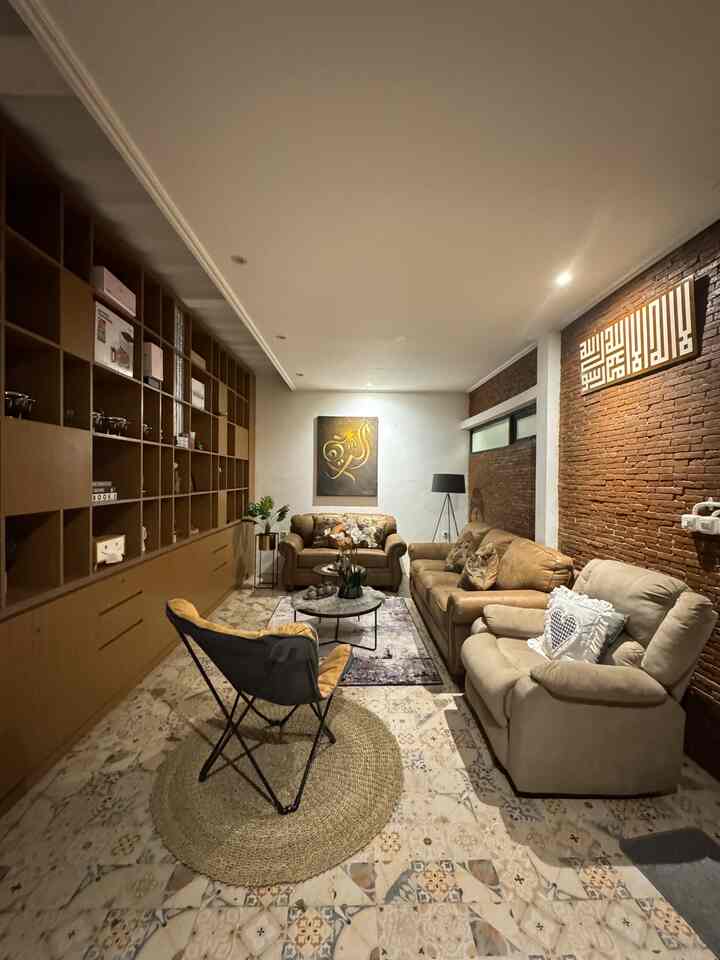 Welcome my living room 😊😊😊

Jangan bosan-bosan yah hehehehe...untuk urusan furniture aku sangat mengutamakan kenyamanan dan kualitas dan timeless sih, kupilih warna yang netral sesuai dengan tema rumah kami industrial modern di rumahyuqibam 🫶

Untuk urusan lighting aku lebih nyaman dengan warna warm white, kesan hangatnya lebih kerasa.
Dinding batu bata mix warna dinding putih membuat ruangan lebih luas dan lega, dengan penambahan partisi yang multifungsi jg berfungsi sebagai pembatas dan lebih privasi di rumah kami.

Semoga bisa jadi inspirasi yah, terima kasih 🫶

#LivingRoomStyling
#dekorlivingroom
#livingroommakeover
#inspirasiruangtamu
#rumahyuqibam
#homeindustrial