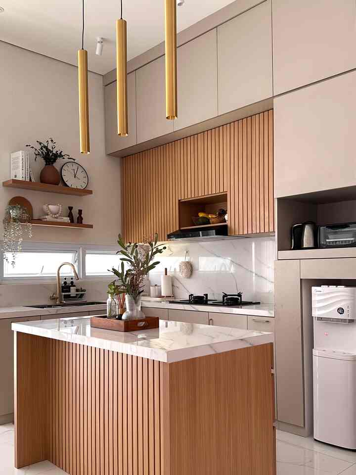 ✨Dream Kitchen✨ versi aku adalah kitchen dengan clean look. Menggunakan warna netral, mix beberapa part dengan aksen kisi-kisi, dan tidak terlalu ramai perintilan di area top table. Sebisa mungkin semua perintilan disimpan di dalam kabinet dan tetap ditata rapi untuk memudahkan ketika ingin mencari sesuatu. 

Dekorasi yang dipilih pun disesuaikan hanya yang berwarna netral, tapi memainkan gradasi warnanya agar terlihat lebih dinamis.

Untuk mewujudkan dream kitchen ini pastinya tidak mudah. Butuh waktu cukup lama untuk aku riset berbagai style kitchen sampai akhirnya menentukan style dan color palette yang sesuai keinginan. Proses pengisian dapurnya pun perlahan, agar tetap bisa menikmati prosesnya dan tidak terburu-buru 😊

#MyDreamKitchen #IdeDekorDapur #DapurEstetik #DapurMinimalis #RumahMinimalis #KitchenDecor