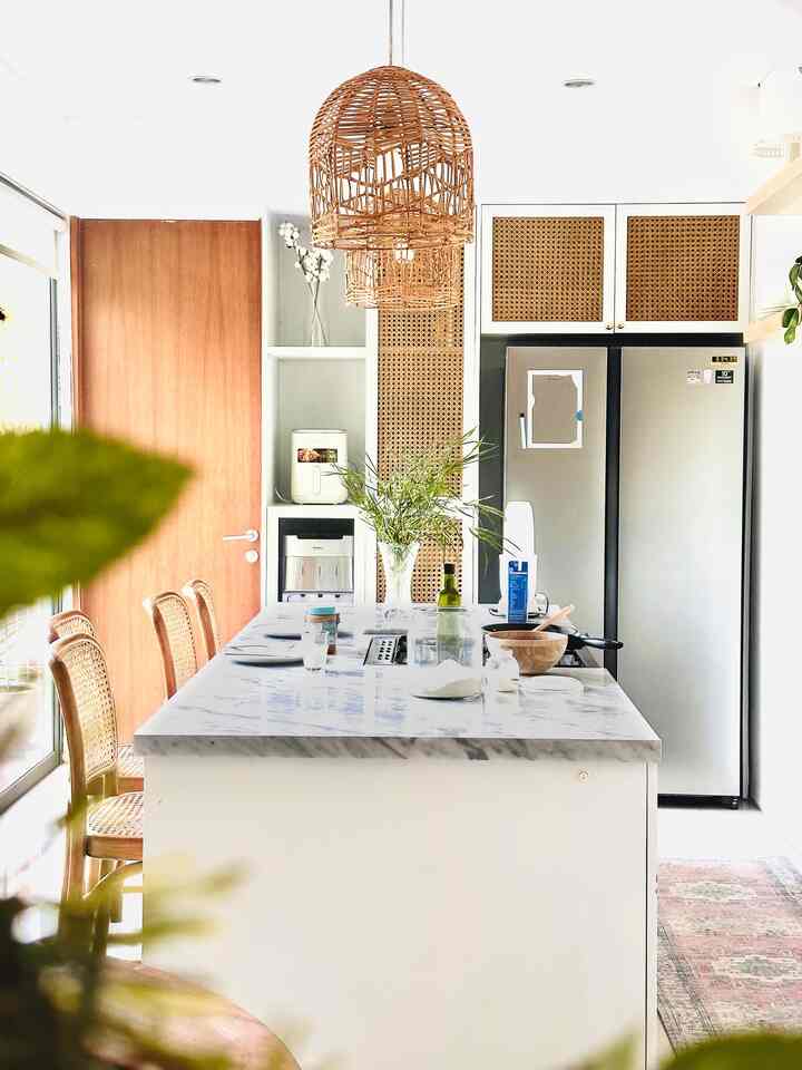 Mulailah hari kami dengan suguhan manis di dapur putih cerah kami! Gadis-gadis ini tidak dapat menahan aroma crepes yang baru dibuat, dengan kombinasi coklat dan selai kacang yang nikmat di atasnya. Pagi hari tidak pernah terasa begitu enak!

Geser untuk melihat slide 2 di mana kami memulai dengan kanvas kosong pada tahun 2019 ketika kami pertama kali pindah. Dapur putih terbuka kami dirancang dan dibangun pada tahun 2020 selama pandemi.

#DapurImpianku
#IdeDekorDapur
#DapurEstetik
#Skandinavia
#minimalis
#dapur putih
#dapur terbuka
#Rumah Nordik
#theabchaven