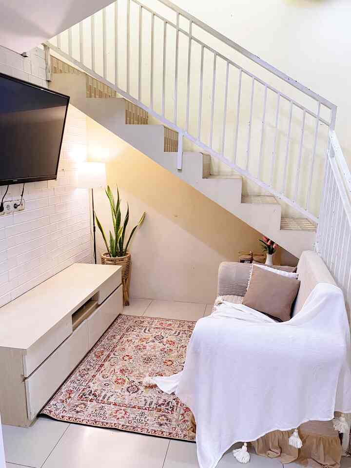 Living room di bawah tangga ✨

Kami memanfaatkan space ruangan dibawah tangga untuk livingroom di rumah ini. Karena rumah ini hanya berukuran 72m, jadi kami betul-betul ingin memanfatkan secara maksimal. 
Dan meskipun berukuran kecil, ambience yg ingin kami ciptakan di livingroom ini adalah minimalis dengan tidak banyak furniture dan kesan hangat dengan penambahan standing lampu warm. 

Tidak banyak furniture yg kami gunakan di ruangan ini. Dan Penggunaan meja tv dengan banyak laci pun kami manfaatkan untuk bisa meletakkan barang-barang dengan rapih. Begitupun dengan meja nakas kecil di sudut bawah tangga.
Dan sedikit penambahan tanaman di salah satu sudut supaya ruangan ini sedikit hidup. 

#livingroomstyling #decorlivingroom #livingroommakeover #minimalist #rumahsederhana #bekasi #rumahmungil #72m #rumahdarabayu
