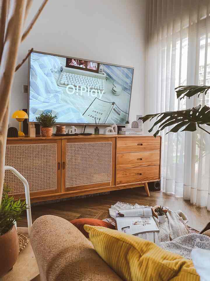 Living Room
—
tempat penuh kehangatan, titik berkumpulnya seluruh anggota keluarga, bahkan tanaman pun menjadi bagian dari keluarga kami
—
tidak terlalu besar, dengan ukuran 3m x 3m, tapi selalu memberikan kehangatan dan juga kenyamanan, tempat kami menghabiskan waktu bersama, menonton, bernyanyi bersama, dan bersenda gurau
—
agar sesuai dengan tema rumah bernuansa boho, kami memilih kabinet tv kombinasi jati dan rotan, pemasangan vinyl herringbone pattern, karpet motif abstrak, menempatkan tanaman monstera yang cukup besar, tidak lupa menambahkan sentuhan kuning pada cushion dan lampu dekorasi
—
#LivingRoomStyling
#DekorLivingRoom
#LivingRoomMakeOver
#BohoStyle
#BohoHomeDecor