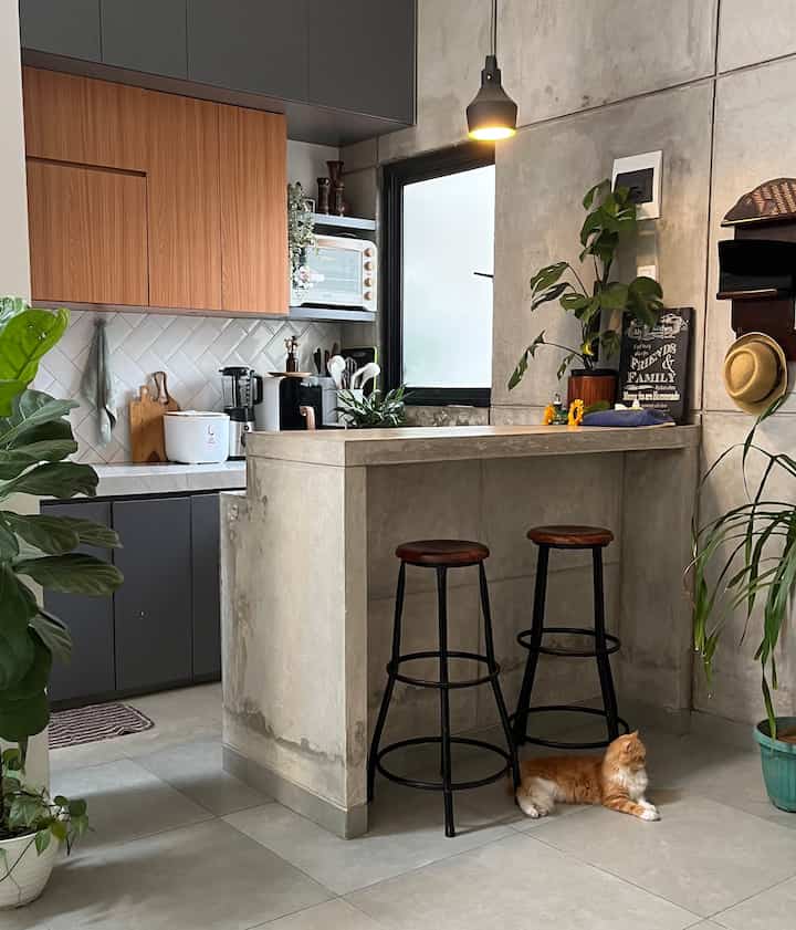 Dapur menjadi salah satu prioritas saat melakukan kami melakukan renovasi. Apalagi penempatannya berada di bagian depan rumah. 

Penempatan dapur yang berada di depan di antaranya adalah mempertimbangkan keterbatasan lahan rumah. Sempat galau juga karena akan menjadi anti mainstream.

Alhamdulillah, akhirnya menjadi keputusan yang tepat. Mempertimbangkan kami tidak memiliki ART sehingga dapur di depan membuat kami tetap selalu bersama termasuk saat menyiapkan hidangan. 

Saya bisa tetap menemani dan mengawasi anak anak walau sedang berada di dapur. Anak anak juga tetap nyaman beraktifitas di dapur walaupun malam hari karena letaknya yang satu ruangan dengan living room.

Semoga bisa menjadi inspirasi yaa.

#MyDreamKitchen #idedekordapur #DapurEstetik #dapurindustrial #plantlover #inspirasidapur #dapurmungil
