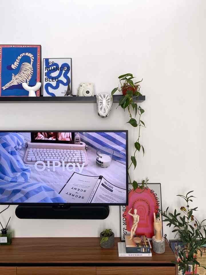 Living room dirumah ini memang lebih cheerfull dibanding ruangan lainnya. Karena aku suka tanaman dan pernak pernik warna, disinilah tempat yang pas untuk aku susun. Dekorasi ini aku pilih agar memberikan kesan ceria saat aku masuk pertama kali ke dalam rumah. 

Tentu sajaa semua pernak pernik dekorasi aku beli dengan harga murah meriah! 💛

#livingroomstyling #dekorlivingroom #livingroommakeover #livealone #tipe36 #36m2 #tinylivingroom #ruangkeluargamungil