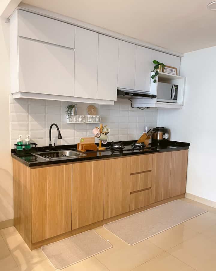 Dream Kitchen✨

Jika disebut dapur impian, sebenarnya dapur kami masih jauh dari kata impian. 

Tapi kami membuat versi impian yang menurut kami saat ini adalah menciptakan dapur fungsional dengan gaya minimalis yang rapih, bersih dan nyaman.

Fungsional : melengkapi dapur dengan kitchen set agar keperluan di dapur dapat diakses dengan mudah dan proses memasak menjadi mudah dan praktis.

Rapih : seluruh kabinet atas dan bawah kitchen dibuat tertutup agar bisa lebih banyak menyimpan alat masak dan makan. Serta tidak banyak menaruh barang diatas tob table.

Bersih dan nyaman : pemilihan warna yang netral dengan tob table granit berwarna hitam menjadikan lebih awet dan mudah dibersihkan.

#MyDreamKitchen
#IdeDekorDapur
#DapurEstetik
#DapurMungil
