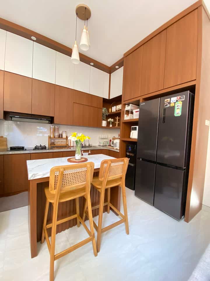 Dream kitchen ❤️
The dream of having a dream kitchen like this has also been achieved. Saved for years to fill this important house.
Our kitchen measures 3x3m.
Initially we wanted to use a light wood color, but because our children are still small, we decided to use a slightly darker color. Because it's dark, we combine the upper part with gray. And we also made the island table after a while when this kitchen was finished. Oh yes, there are also before and after photos of our kitchen, you know 🥰
#dreamkitchen
#MyDreamKitchen #IdeDekorDapur #DapurEstetik