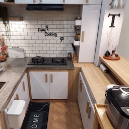 Dapur adalah jantung nya rumah.. Dari awal pembuatan dapur ini memang sudah disesuaikan dengan kebutuhan aku dari mulai ukuran top table ukurannya menyesuaikan dengan tinggi badan tujuannya biar aku lbh nyaman beraktivitas di dapur. Materialnya untuk top table ini di cor & meja ya menggunakan marmer. Sedangkan untuk kabinet ya menggunakan kayu multi yg di lapis HPL wood natural & white glossy. 
Dapur ini setidaknya sudah mewakili dream kitchen yg aku inginkan walaupun msh ada kekurangan pada bagian kabinet kitchen set yg terlalu tinggi.
Sedikit Tips buat temen" yg lagi proses bikin dapur usahakan ukuran dapur disesuaikan dengan tinggi badan kamu agar nyaman ketika berkegiatan di dapur. 
#mydreamkitchen #idedekordapur #dapurestetik #kitchen #kitchenstyling 