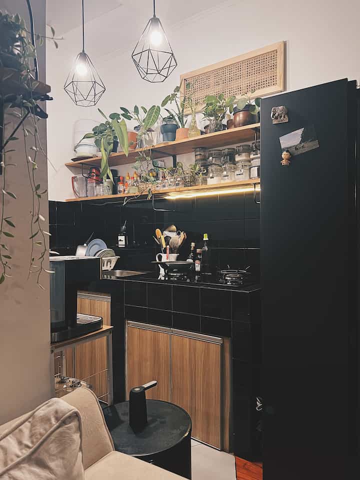 Halo Tetangga Kimkim 👋🏻

Dapur ini mungkin masih jauh dari my dream kitchen. Saya tidak terlalu banyak merombak dapur bawaan rumah sebelumnya. Untuk saat ini saya masih mengutamakan fungsi dapur itu sendiri, “yang penting bisa buat masak” 🤭. Agar menambah estetika, saya menambahkan ambalan kayu & tanaman indoor.
Dapur ini terinspirasi dari design-design di pinterest. 

Terima kasih sudah mampir di rumah Kimkim yaa 😊

#MyDreanKitchen
#IdeDekorDapur
#DapurEstetik
