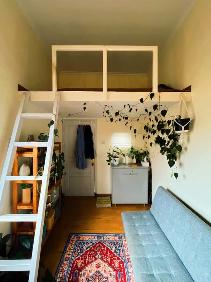 Semua orang pasti memimpikan sekali mempunyai tempat tinggal nyaman serta fungsional. Salah satu ruangan ini contohnya, kamar tidur yang dirancang sedemikian rupa agar mempunyai nilai estetika juga fungsi yang dibutuhkan.

Memisahkan antara area tempat tidur dengan area lainnya, merupakan konsep agar keterbatasan ruang dapat dipakai dengan maksimal, tidak terganggu space untuk tempat tidur. 
Dirancang dari awal pembangunan, rangka mezzanine menggunakan rangka yang tertanam pada dua belah dinding agar tidak mempunyai kaki-kaki yang dapat memakan ruang lagi.

Semua ide serta inspirasi tidak terlepas dari media seperti pinterest yang menyajikan banyak visual agar menjadi media komunikasi juga terhadap para pekerja yang membangun supaya apa yang diinginkan sesuai.

Mungkin sedikit tips untuk yang ingin merancang kamar mezzanine seperti ini agar memperhatikan tinggi bangunan, serta juga tinggi atap antara mezzanine area tempat tidur agar tidak hanya estetika namun kenyamanan juga perlu diperhatikan.

#MyDreamBedroom
#IdeDecorKamar
#KamarEstetik