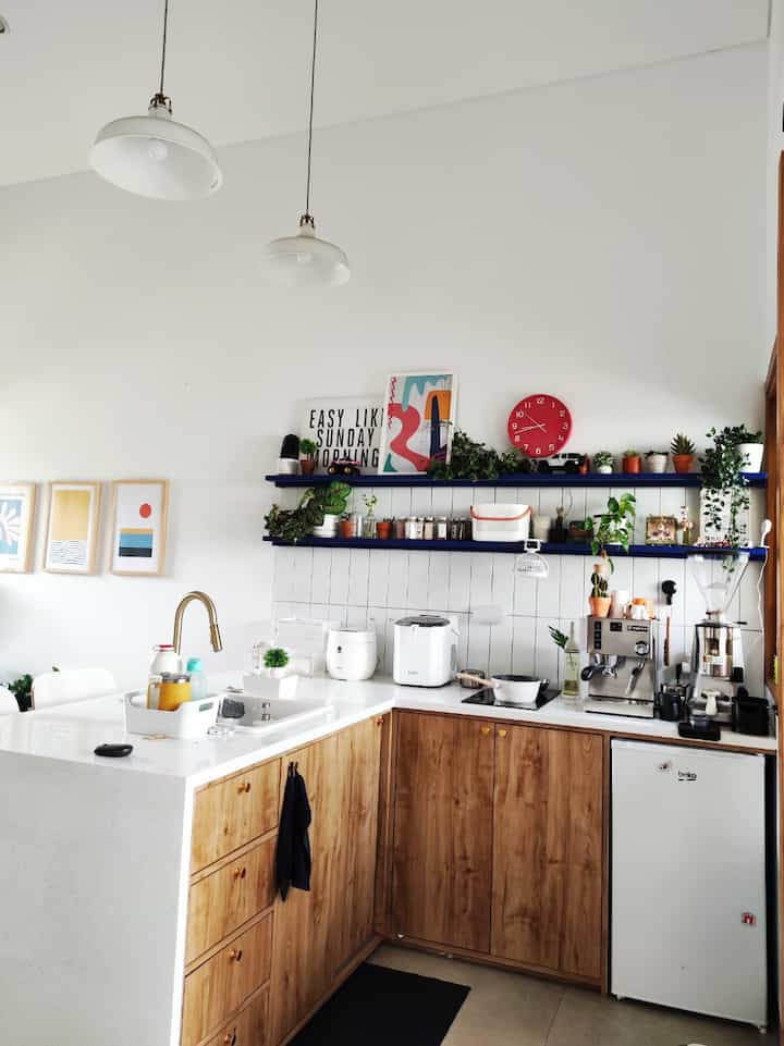 #Beforeafter dapur ini jadi! Seneng lihat transformasi ini..dari yang kosong bawaan developer, yang tadimya dapur ada dibelakang jadi dipindah semua kedepan supaya rasa seperti masuk ke coffeeshop. 
#mydreamkitchen #idedekordapur #dapurestetik