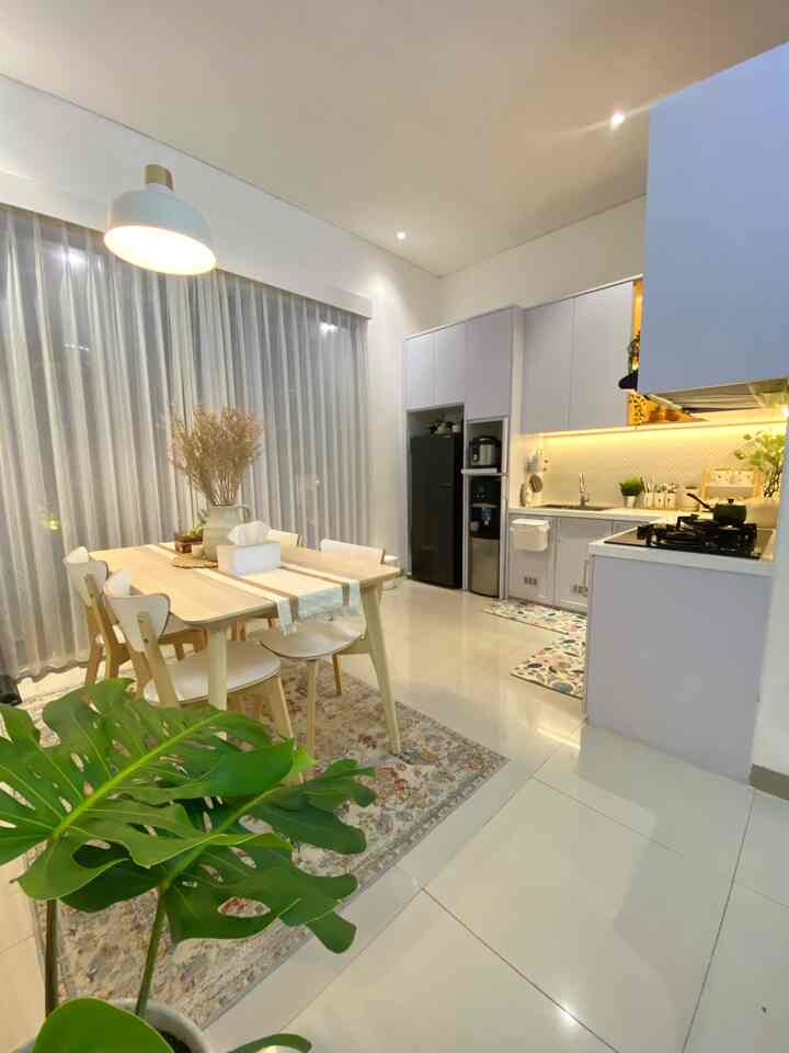 Dapur putih impian at d_houseds

Hai O!house lover…
Aku mau cerita sedikit tentang dapur impianku. Menurutku dapur itu wajib berfungsi dengan baik tapi juga harus estetik. Dan kiblatku adalah dapur-dapur di korea yang dominan berwarna putih. Untuk kitchen set Aku menggunakan HPL berwarna putih dove dari taco dengan kode TH 016 AA. Dipadukan dengan HPL woodgrain kode TH 308 H untuk kabinet terbuka yang berfungsi sebagai tempat pajangan. Dapur impianku adalah dapur yang putih, bersih, rapi, dan nyaman untuk digunakan sehari- hari. Untuk mewujudkan kerapihan dapur aku mengaplikasikan kabinet dengan pocket door yang memungkinkan kabinet tersebut bisa menjadi kebinet terbuka atau tertutup sesuai kebutuhan. Agar lebih rapi tentu saja lebih baik menggunakan kabinet tertutup ya. Jadi kalau sedang ada acara dirumah aku fungsikan jadi kabinet tertutup, namun untuk kondisi sehari-hari aku fungsikan jadi kabinet terbuka. Tapi tetap pastikan bagian dalam kabinetmu tertata rapi. Semoga bermanfaat 😊🙏🏼

#MyDreamKitchen 
#IdeDekorDapur 
#DapurEstetik
#dapurputih
#rumahdeveloper 
#cimahi
#bandung
