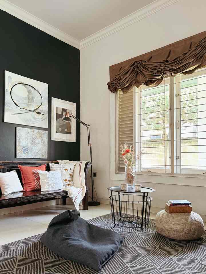 Dekorasi Living Room.

Dekorasi living room bold dan penuh lukisan.Warna dinding gelap untuk menampilkan efek kontras dengan warna lukisan abstrak dan frame rustic putih.Perpaduan old style,vintage,modern.Kursi kayu dan gorden roman style klasik dipadukan dengan meja besi,lampu industrial dan lukisan abstrak modern.Cushion motif timur tengah dipakai untuk dekorasi festive menyambut hari raya.

#livingroomstyling
#dekorluvingroom
#livingroommakeover
#vintage
#classic
#rumahalagalery