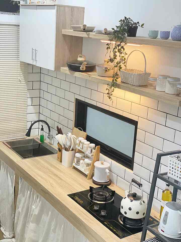 Ini adalah before after dapurku.. sebenernya kalo dibilang dapur impian sudah terwujud sih belum ya.. tapi sedikit demi sedikit sudah mengarah ke dapur impianku mulai dari tone warna dan peleteakan barang didapur. 

Aku suka ketika dapur ada jendela, memudahkan aku mendapatkan sirkulasi udara dari luar, karena didapurku pun belum ada cooker hood, jendela di dinding dapur sangat membantu untuk proses sirkulasi udara.

Foto kedua adalah foto before dapurku. Dulu konsep dapurkua monochrome, tapi seiring waktu aku merasa nuansa dapurku gelap jadi menimbulkan efek sempit, akhirnya aku merubah tone warna dengan dominasi warna white and wood. 

Ketika proses makeover aku membuat rincian budget terlebih dahulu, karna  konsepku adalah lowbudget jadi aku tidak merubah atau merenovasi total dapurku, aku hanya makeover tipis dengan melapisi meja dapur yang sebelumnya hitam dengan kertasive motif kayu, mengganti gorden kolong dapur, dan memasang gorden venetian blinds agar terlihat lebih cantik.
Aku juga menambahkan penerangan dengan lampu warma white dibawah ambalan.

Inspirasi inu aku dapatkan dari aplikasi dekorasi, seperti ohouse, pinterest, dan juga sosial media seperti instagram. 

Jika ingin medekorasi dapur impianmu, awalilah dengan mencari konsep impian dan menyesuaikan dengan budget yang kamu punya. Semoga sharingku bermanfaat 🥰💕


#mydreamkitchen
#idedekordapur
#dapurestetik
#dapurminimalis #dapursederhana #dapurmini #dapursatugaris 