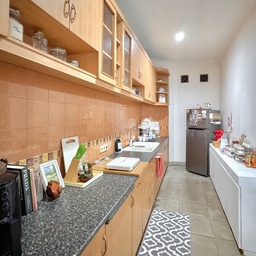 Dapur impian ku adalah dapur yang bersih, rapih dan estetik.
Supaya dapur keliatan lebih rapih, aku memilih barang-barang yang sesuai dengan color palette dapur ini (beberapa items yang di luar color palette karena barang sudah ada dari lama).
Sedangkan untuk membuatnya terlihat estetik meski tanpa kitchen set baru adalah dengan menambah beberapa dekorasi seperti painting, tanaman, dll.
#MyDreamKitchen
#IdeDekorDapur
#DapurEstetik
#dekorasidapur #dapur #kitchenstyling #kitcheninspo #inspirasidapur