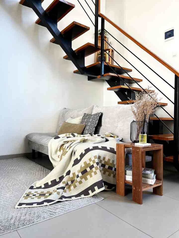 Berhubung rumah kami mungil jadi di #rumahmaknaa living room bergabung dengan ruang keluarga. 

Ruangan ini memanfaatkan space bawah tangga. Kamu memilih furniture dan dekorasi berwarna abu, hitam, coklat, dan hijau yang cocok dengan style industrial. 

Agar ruangan semakin nyaman, kami tambahkan reed diffuser dari Home of Humans yang A Much Better Living Room. Wanginya benar-benar enak dan bikin living room berasa si spa 😍.

#livingroomstyling
#dekorlivingroom
#livingroommakeover