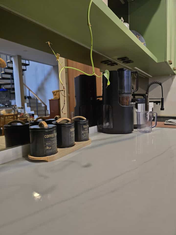 Salah satu keputusan terbaik mendesign dapur ini adalah menggunakan top table Quadra. Type yang kami pakai ini adalah Quadra Bianco Lassa. Dengan motif alami, kelebihan utamanya adalah mudah sekali dibersihkan. Tidak perlu khawatir tumpahan air masuk ke pori-pori top table.

Tips lain adalah, sebisa mungkin, tidak banyak barang di permukaan top table. Supaya rumah tidak terlihat penuh. Kalau kalian, apa tips kalian dalam mendesign dapur? 

#MyDreamKitchen #IdeDekorDapur #DapurEstetik #RumahBuaran #InspirasiDapur #TropicalHouse #IdeRumah

