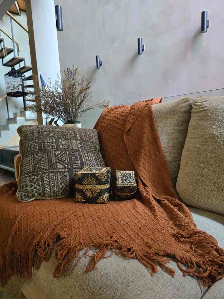 Sebenarnya rumah buaran tidak memiliki ruang tamu, karena konsep space rumah ini. Jadi ruangan ini berfungsi sebagai ruang tamu dan juga ruang keluarga. Sama seperti ruanga lainnya, kami juga berusaha menempatkan sedikit mungkin barang. Belajar dari rumah kami sebelumnya, yang sangat penuh dengan barang. Selamat menikmati, semoga menginspirasi ❤️🙏🏻

#livingroomstyling #dekorlivingroom #livingroommakeover #inspirasiruangtamu #rumahbuaran #tropicalhouse #inspirasirumah