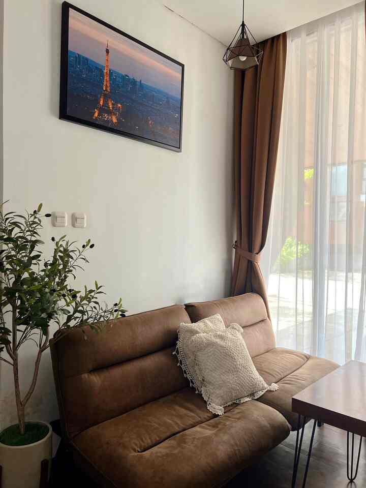 Living room super mini dan jarang ada tamunya eheee... hanya berisi sofa 2 seater, 1 meja dan 2 kursi single. Jarang digunakan, kalau ada tamu yang biasanya teman suami hanya mengobrol di teras atau di balkon 🏠
Aku tambahkan tanaman olive artifical agar terkesan lebih hijau diruangan yang serba cokelat ini ✨

#livingroomstyling
#dekorlivingroom
#livingroommakeover
#bruwnhouse
#IndustrialHouse
#RumahIdaman
#RumahMungil