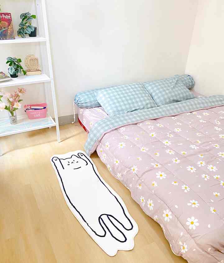 Ukuran kamar tidur utama dirumah ini cuma 2.8x2.6m. Lumayan tricky pas ngatur dekorasi kamar ini. Jadi saat ini kamar ini masih lesehan dibawah 🥹 Dengan rak ikea berwarna putih dan spc vanilla oak yang kami gunakan, menambah kehangatan kamar sempit ini 💕

#dekorbedroom
#Bedroomstyling 
#bedroommakeover
#idebedroom
#kamartidurpink
#kamartidur
#inspirasikamartidur