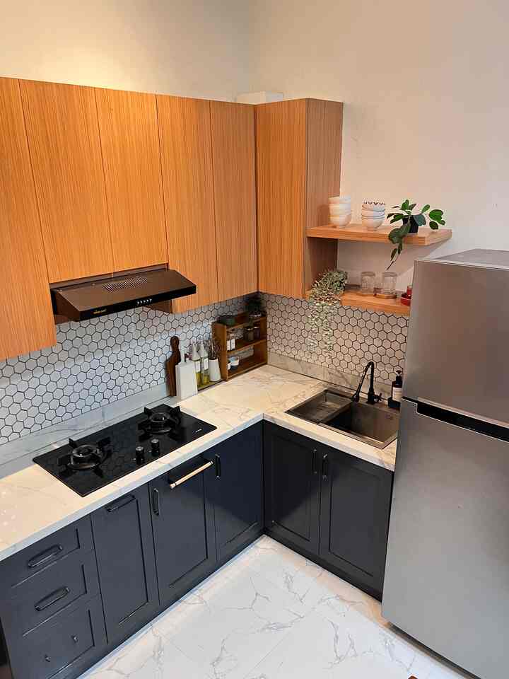 Material dapur menggunakan plywood finishing hpl untuk kabinet atas. Untuk kabinet bawah finishingnya cat duco black grey. Untuk top tablenya menggunakan material Quadra. 

Perpaduan kayu & duco grey ini mempertegas tema dapur ini yaitu Japandi mix industrial. 

#MyDreamKitchen
#IdeDekorDapur
#DapurEstetik
#Dapurmungil
#dapurkecil
#japandistyle
#kitchenjapandi
#designdapur
#inspirasidapur