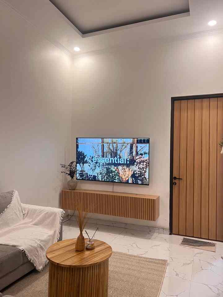 Ambiance yang diciptakan di ruangan ini yaitu suasana hangat dan nyaman untuk berkumpul. Furniture yang kami gunakan di Living room ini bernuansa kayu dengan sentunan sofa berwarna abu. 

#livingroomstyling
#dekorlivingroom
#livingroommakeover
#ruangtamu
#dekorasiruangtamu
#designruangtamu
#japandistyle
#ruangtamumungil