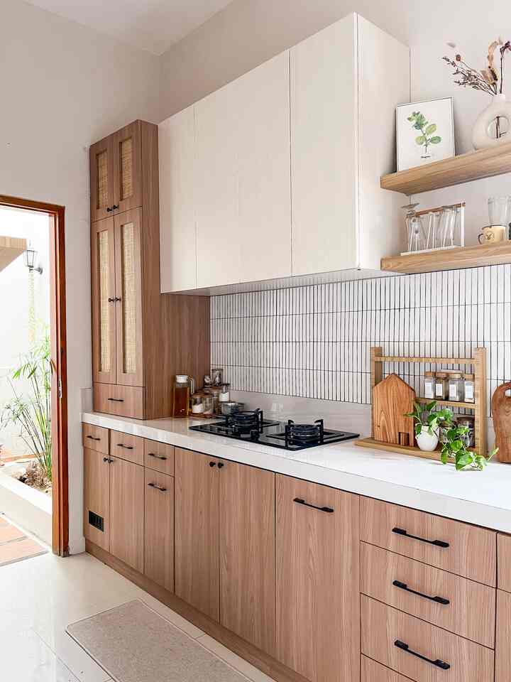 DREAM KITCHEN

Ngobrolin dapur, ada aja yg bisa dibahas. Di dapur ini, yang ingin kami utamakan selain fungsional, cantik, durabilitynya juga harus tinggi. Apalagi dapur bersentuhan langsung dengan air. 

Atas dasar pemikiran itu, kami memakai table top beton cor agar lebih awet, jelas tahan lama sudah turun temurun. Material lain untuk dapur ini juga kami pilih yg terbaik dengan tujuan supaya awet. Seperti kompor, kami memilih merk TEKA karena hanya merk ini yang memiliki sistem pembuangan panas ke atas. Jadi kabinet di bawahnya tidak akan mempengaruhi kinerja kompor. 

Sink juga kami memilih berbahan granit agar lebih kuat dan anti karat. Bagusnya lagi, sink ini dijual sudah sepaket dengan kran tarik yang bisa di setting panas dingin.

Untuk melengkapi desain dapur impian kami, disini kami memakai 3 jenis lampu, yaitu track light, pendant dan lampu kabinet. Supaya dapur tetap terlihat cantik baik siang maupun malam.

#MyDreamKitchen #IdeDekorDapur #DapurEstetik #DapurJapandi #DapurSegaris #SmallKitchen