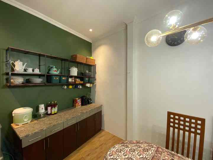 Makeover Dapur Orang Tua yang Berantakan & Suram Jadi ala Cafe✨

Area dapur bersih atau pantry dapur orang tuaku ini… berantakan banget! Semua barang-barang ditaruh sembarangan dan posisi pantry yg dipojok ruangan tanpa pencahayaan dari luarpun bikin suasananya gelap nan suram:(

Akhirnya sebagai hadiah ulang tahun ummiku aku merenovasi area dapur bersih ini! Karena budget yg terbatas, jadi aku tetap memanfaatkan barang-barang yg sudah ada dan membuat konsep dekorasi yang dapat melebur dengan style furniture existing.

Seperti kabinet dapur, aku sedikit merubah bagian top tablenya dengan PVC Interior motif galactica stone! Ini untuk memberi kesan yg lebih fresh pada ruangan. Selain itu untuk mengatasi peralatan & perlengkapan dapur yang banyak, aku menambahkan rak terbuka yg diisi oleh berbagai bentuk organizer! Bentuk organizer yg bermacam-macam tetapi tetap sesuai color palette ruangan ini, selain bikin suasana jadi lebih aesthetic juga secara tidak langsung “memaksa” anggota keluargaku untuk lebih terorganisir. 

Untuk konsep dapur bersih ini sendiri menggunakan warna classic green, mempertahankan warna hijau kesukaan ummiku namun dengan warna yg kebih mevvah dan kekinian✨ sedangkan agar suasana tidak terlalu gelap aku menggunakan warna putih pada dinding samping dan penambahan lighting berwarna warn diatas kabinet dapur. Aku juga mengganti lighting diatas meja makan sebelumnya menjadi lampu ala cafe dan tentu saja lebih terang juga. Sedangkan untuk warna darkwood adalah warna dari furniture existing yang aku pertahankan.

#MyDreamKitchen #IdeDekorDapur #DapurEstetik #Bekasi #livewithparents #pantry #kitchenmakeover