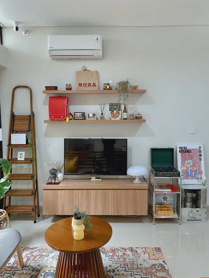 Ketika pindah ke rumah ini, kami sekeluarga sudah bertekad bahwa kita ingin menciptakan living room impian secara perlahan-lahan dan tidak ‘ngoyo’. Sehingga kebanyakan barang-barang yg kami taruh di living room ini merupakan barang lama seperti sofa dari peninggalan orang tua, bekas pemanas ruangan, tas sekolah anak yg sudah tidak terpakai, hingga tangga kayu milik pak suami. Meskipun demikian, pemilihan barang-barang yg kami taruh di living room ini juga harus selaras dengan ‘identitas’ living room yg ingin kami ciptakan, yaitu living room dengan nuansa retro Japan atau Mid-century Japan 🍃🤎

#livingroomstyling
#dekorlivingroom
#livingroommakeover
#midcenturylivingroom