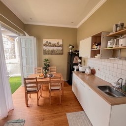 Welcome to our kitchen dreams yg sudah comes true 😊 alhamdulillah.. sedari awal sudah tertarik sama ikea knoxhult.. walaupun kitchen set terbuat dari kayu selama hampir 2 tahun masih awet. Pertimbangan memilih knoxhult ikea adalah..
- looks nya yg sudah japandi banget sesuai dengan tema rumah.
- perakitan cukup mudah disini suami sih yang ngerakit kecuali pada bagian melubangi sink kami mengunakan jasa tukang.
- kabinet nya flexible jadi ketika nanti misalnya ada relayout tinggal bongkar dan rakit ulang deh dan dipindah. 
Lebar kitchen set knoxhult kami pilih menyesuaikan kapasitas ruangan dan kebutuhan yaitu di 180 cm..
Cukup kecil ya agar tetap fungsional dan estetik beberapa hal yang kami terapkan antara lain.. 
- mengunakan kompor induksi karna lebih compact ya setelah memasak bisa langsung disimpan lagi.
- memilih seluruh perabotan masak dan makan senada dengan warna kitchen set disini kami memilih warna putih dan kayu natural.
- disiplin dengan tidak menumpuk barang dan membeli dengan bijak sesuai kebutuhan saja.
- disiplin untuk selalu bebenah setelah digunakan.
Untuk keseluruhan budget yg kami alokasikan untuk dream kitchen ini kurang lebih 7jutaan, affordable bukan?
#MyDreamKitchen
#IdeDekorDapur
#DapurEstetik