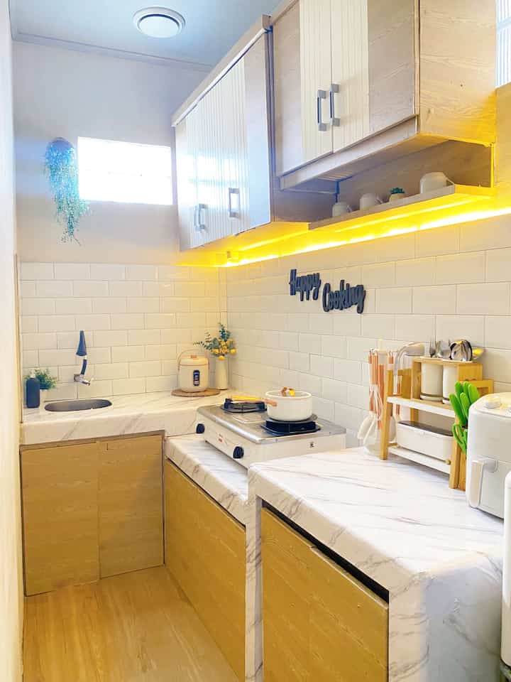 Dream kitchen ✨

Mengenai dream kitchen.. sebetulnya impianku ingin memiliki dapur yg luas dengan full kabinet juga di lengkapi dengan minibar / diningroom. Cuman memang karena ini rumah tumbuh bagi kami. Yg mana lantai 2 belum dilanjutkan untuk pembangunan, jadi kami menikmati dengan yg ada dengan makeover sedikit supaya nyaman bagi kami 🫶🏻

Makeover dapur ini pun diawali dengan menggeser posisi lemari kabinet atas supaya lebih terang dari cahaya matahari langsung. Dan juga penambahaan kabinet atas & bawah supaya lebih rapih dan tidak makin sempit.Meskipun belum menjadi dapur impianku, tapi setidaknya ini jauh lebih baik dari sebelumnya. 🤗🤗

#Mydreamkitchen #Idedekordapur #dapurestetik #dapursegaris #dapurmungil #dapursederhana #dapur #rumahdarabayu