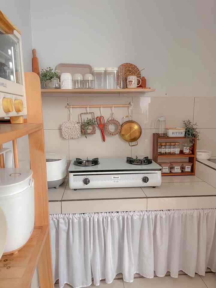 Tidak mudah untuk mewujudkan dapur impian, dan inipun masih step by step meyempurnakannya. Sedikit lebih berbeda dari dapur saat belum selesai di renovasi (check slide terakhir). Dan pastinya untuk mengisi dapur inipun step by step tidak instant. Untuk bagian bawah belum menggunakan kabinet, hanya ditutup gorden dan memilih warna putih agar berkesan luas.


#MyDreamKitchen #IdeDekorDapur  #DapurEstetik #kitchenminimalis #ideDapurMungil
