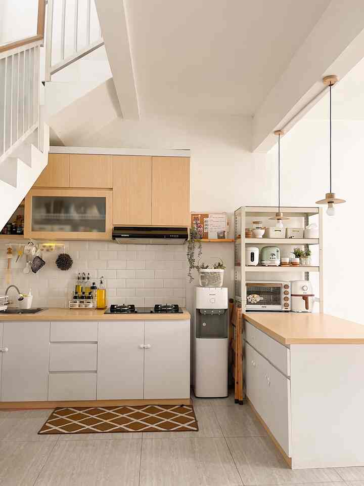 my dream kitchen , japandi kitchen dengan warna white and wood, sempet ragu menggunakan warna terang karena takut keliatan kotor. 

Tapi akhirnya memberanikan diri untuk menggunakan konsep kini asalkan konsisten untuk rajin bersih”, gak papa effort sedikit demi mewujudkan dapur impian. 

Menurut ku dengan konsep warna yg terang seperti ini membuat dapur dengan lahan terbatas jadi lebih terlihat luas . 

#MyDreamKitchen #IdeDekorDapur #DapurEstetik #kitchenstyling #dekorasidapur #minikitchen #dapurmodern 