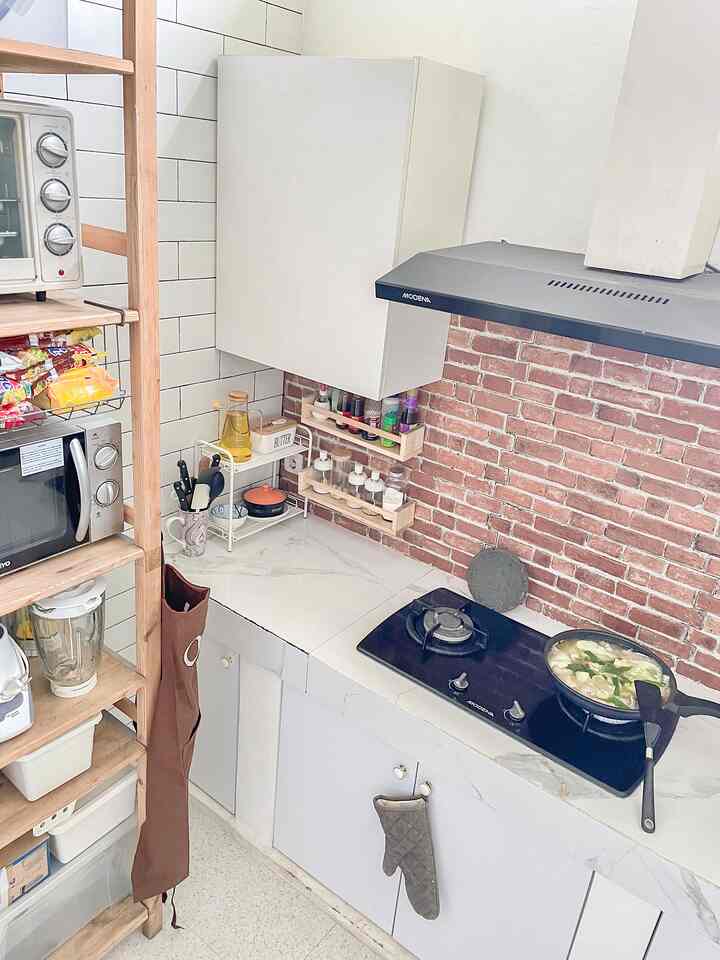 Low maintenance kitchen • clean & healthy

Tidak terlalu banyak kabinet tertutup di dapur saya, karena tanah disini cenderung lembab terutama musim hujan jadi storage utama saya adalah unit ivar dengan kayu solid. Kabinet bawah dapur saya hanya semen saja yang ditutup dengan 2 pasang daun pintu, karena bila dipasang particle board untuk kabinet bawah akan mudah sekali berjamur. Kunci utama bangunan rumah berawal dari dapur. Dapur yang sehat dan bersih adalah prioritas. 

#MyDreamKitchen 
#IdeDekorDapur 
#DapurEstetik
#rumahcluster
#livewithkids
#brickwallkitchen 