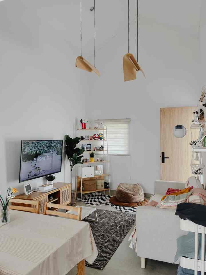 Area living dan dining room merupakan jantung dari rumah ini dan merupakan area favorit kami dirumah🤍

Tema ruangan scandinavian ditampilkan dengan pemilihan furniture berwarna kayu natural dan dekorasi dengan pattern khas scandinavian.

Di pojok ruangan kami menyimpan lemari pajangan yang diisi dengan merchandise kesukaan kami untuk menambah kesan playful dan homy✨

#livingroomstyling #dekorlivingroom #livingroommakeover #livingroomideas #scandinavian #livingroomdesign #livingroomminimalis