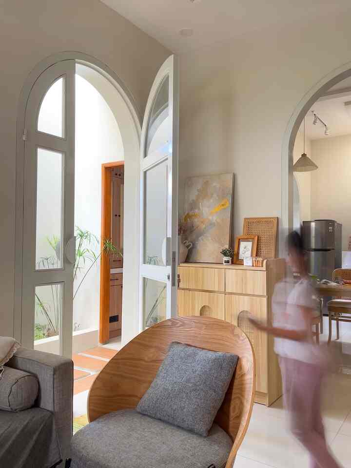 Living Room Styling

Karena living room kami juga sebagai ruang tamu, jadi disini kami tempatkan sofa yang selain untuk menerima tamu, juga tempat kami berkumpul sambil ngobrol bersama. 

Tidak terlalu banyak dekorasi disini, sebagian besar hanya dekorasi yang tidak permanen, supaya mudah mix and match dan mudah dipindah kalau bosan. 

Di sebelah pintu lengkung kami tempatkan kabinet kecil. Kabinet ini sekaligus menjadi 'another point of view' di living room ini karena bentuknya yang tidak biasa, aksen lengkung dan rotan di kabinet ini bikin cantik! Diatas kabinet kami taruh beberapa dekorasi agar lebih eye catching. 

#LivingRoomStyling #dekorlivingroom #livingroommakeover #myhomemystyle 