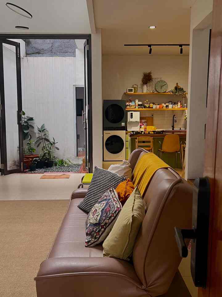 Our dream kitchen👀

Dari awal udah request ke suami kalo punya dapur sendiri nanti mau yang kompornya ada island, warnanya jangan monoton dan ukurannya gak perlu gede tapi jangan kecil-kecil hehe karena aku tuh gak hobi banget masak tapi suka liat orang makan masakan aku😋

Yes, buat diningnya juga bareng sama island cukup saat ini, tapi gak tau ya nanti kalo nambah anak lagi🤣

Untuk inspirasi dapur ini aku dapet dari pinterest, vendornya kebetulan temen sendiri jadi kurang lebih dia paham mau aku kayak gimana. Budgetnya sekitar 14juta waktu aku buat ini tahun 2020, tapi itu belum termasuk isi dan elektroniknya yaa haha baru kitchen setnya aja👍


#MyDreamKitchen #IdeDekorDapur #DapurEstetik #homeweethome #homedecor #ikea