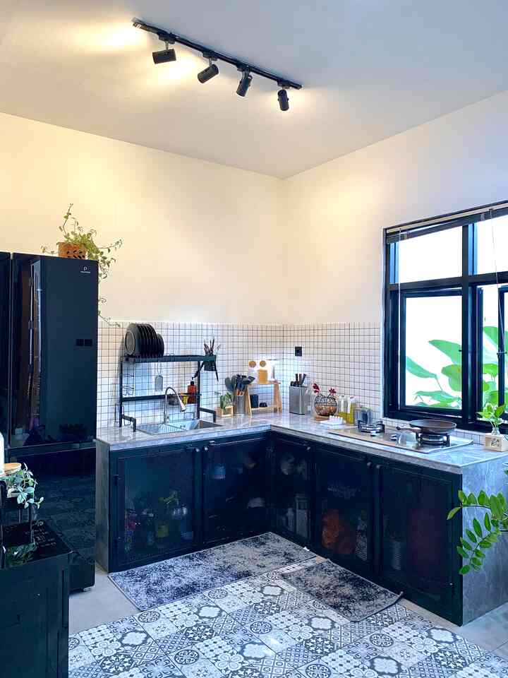 MY DREAM KITCHEN

Untuk mewujudkan dapur yang nyaman dan sesuai selera, sengaja kami buat dapur agak luas dan terbuka. Terdapat jendela besar agar dapur terang dengan sirkulasi udara baik tanpa perlu cooker hood. Dan karena kami ingin dapur dengan konsep semi industrial tapi low budget untuk kabinet kitchen kami buat dari rangka besi hollow dan plat perforated. 

#MyDreamKitchen #IdeDekorDapur #DapurEstetik #dapurindustrial #industrialkitchen #kitchenlowbudget #dapurminimalis