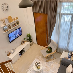 Living Room ✨
Living room sekaligus ruang keluarga bagi kami, dimana salah satu tempat dimana kami banyak menghabiskan waktu.
Ceiling atau plafond yang tinggi pada living room kami, menciptakan suasana lebih luas dan nyaman sehingga dalam pemilihan furniture kami cukup menempatkan furniture yang ukuran nya tidak terlalu besar dan berwarna netral dominan berwarna putih dan abu-abu. Selain sofa, kami juga menempatkan kursi santai berlengan ditambah karpet lembut agar semakin betah. Juga meja kecil yang mudah di pindah tempatkan, sehingga jika ingin duduk atau lesehan di karpet juga nyaman tidak sempit.
Dengan adanya aksen kayu yang didapat dari pijakan tangga dan pintu dimana letaknya menyatu dengan living room membuat suasana semakin warm dan nyaman.
#livingroomstyling
#dekorlivingroom
#livingroommakeover
#minimalis 
#rumahminimalis
#tinyhome
#50m2