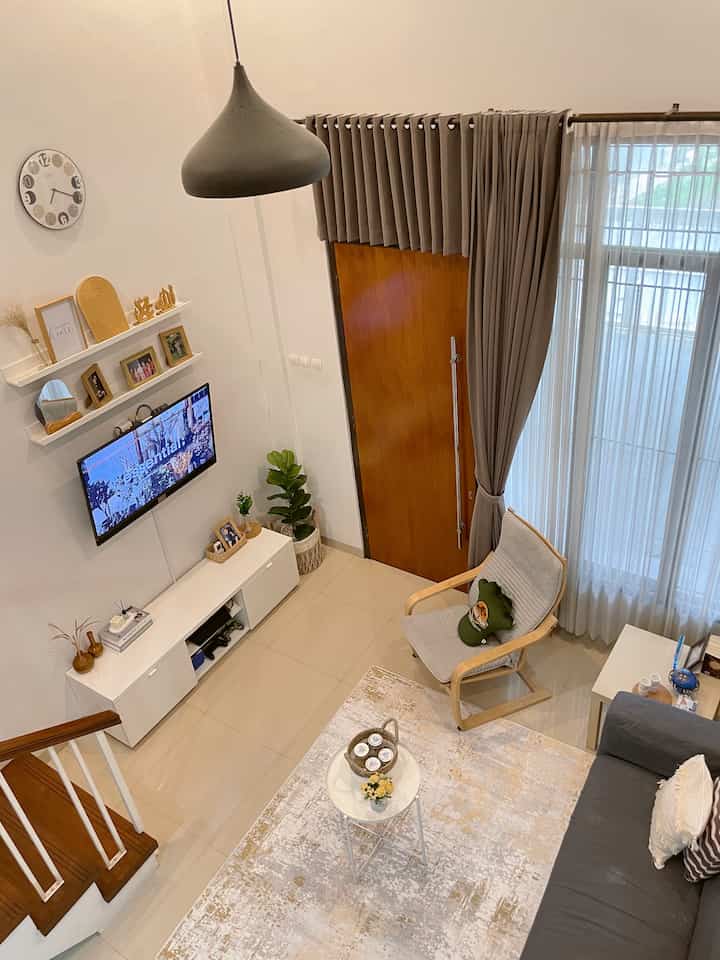 Living Room ✨

Living room sekaligus ruang keluarga bagi kami, dimana salah satu tempat dimana kami banyak menghabiskan waktu.

Ceiling atau plafond yang tinggi pada living room kami, menciptakan suasana lebih luas dan nyaman sehingga dalam pemilihan furniture kami cukup menempatkan furniture yang ukuran nya tidak terlalu besar dan berwarna netral dominan berwarna putih dan abu-abu. Selain sofa, kami juga menempatkan kursi santai berlengan ditambah karpet lembut agar semakin betah. Juga meja kecil yang mudah di pindah tempatkan, sehingga jika ingin duduk atau lesehan di karpet juga nyaman tidak sempit.

Dengan adanya aksen kayu yang didapat dari pijakan tangga dan pintu dimana letaknya menyatu dengan living room membuat suasana semakin warm dan nyaman.

#livingroomstyling
#dekorlivingroom
#livingroommakeover
#minimalis 
#rumahminimalis
#tinyhome
#50m2