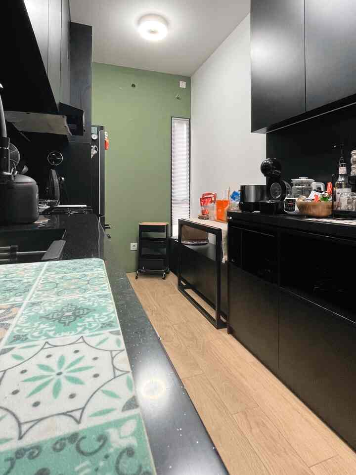 Dapur juga jadi salah satu ruangan yang gak abis-abis prosesnya sampai bisa dibilang dream kitchen. Mulai dari kitchen set sampai ke peralatan dan printilan sedikit demi sedikit makin mendekati “dream kitchen” versi saya sendiri. Yang penting fungsinya sesuai dan memenuhu kebetuhan penghuninya #mydreamkitchen #idedekordapur #dapurestetik #rumahmungil #livealone #dapursegaris #dapurmodern #dapursempit #dapurkecil #DapurHansem 