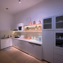 Hai semua, dapur ini muncul lagi dalam edisi night mode. My dream kitchen was having a terrazzo as a top table. Alhamdulillah bisa ada kesempatan renovasi dapur (setelah sebelumnya dapur terkena rayap dan bocor dimana-mana). Top table dan juga backsplash menggunakan custom terrazzo (bukan granit maupun keramik). Pengerjaan terrazzo di cor langsung dengan kitchen set nya. So far aku puas dengan hasilnya. Lalu kami juga merubah layout dapur agar lebih panjang dan lega untuk preparation nya. 
#MyDreamKitchen
#IdeDekorDapur
#DapurEstetik