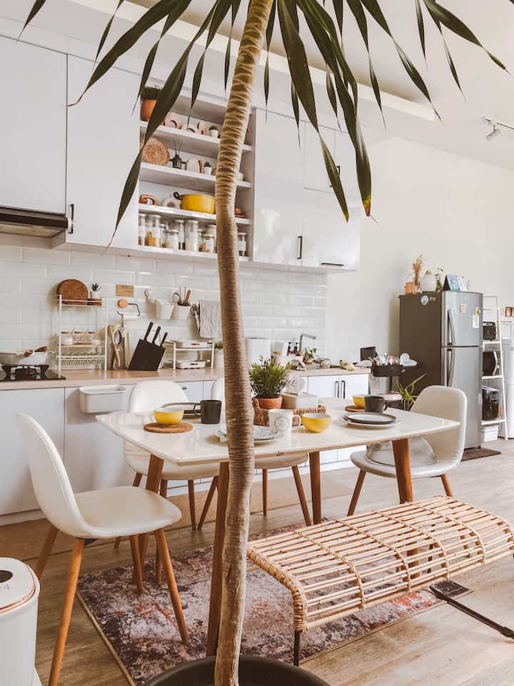 My Dream Kitchen
—
Straight Kitchen dengan ukuran panjang 3,3m
kombinasi white and wood dengan sedikit sentuhan kuning bernuansa boho
—
kabinet dapur sebagian dibuat open shelves, sehingga selain dijadikan storage dapat juga untuk menyimpan dekorasi yang menbuat dapur terlihat semakin aesthetic
—
#MyDreamKitchen
#IdeDekorDapur
#DapurEstetik
#BohoStyle
#BohoHomeDecor
