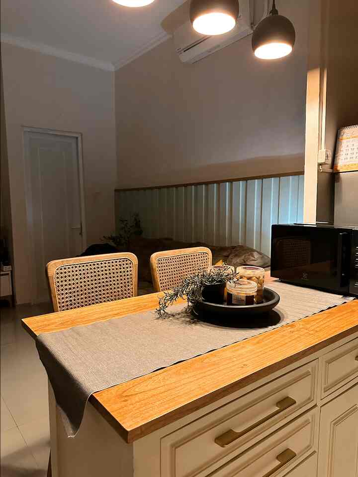 Beige-walled dining room with wood tone dining table, natural materials blending into a cozy space