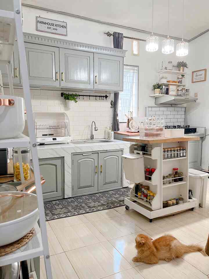 Kitchen transformation
Slide 2: before - after dapur dirumah yasmine. 
Perlu waktu sekitar 3 tahun aku merubah tampilan dapur dan menambah kabinet. Seiring waktu 8 tahun usia dapur ini, barang makin bertambah. Inspirasi dapur ini dari gaya american classic , kabinet kayu solid dan aksesoris gold agar terkesan vintage. 
#MyDreamKitchen #IdeDekorDapur #DapurEstetik #Homedecor #dekorasirumah #homeinspiration #homeideas #interiorstyling #rumahcantik #desainrumah #inspirasirumah #desainrumahminimalis #desainrumah #rumahminimalis #rumahkorea  #vintagehome #modernfarmhouse 